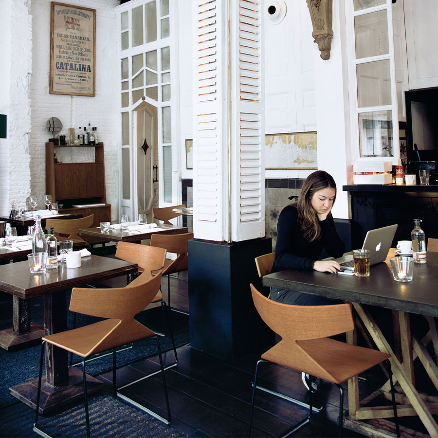 Arper Saya Holz Effekt Teak - Gestell schwarz pulverlackiert