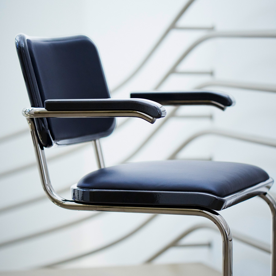 JS. THONET S 64 P SERIOUS 04 | Buche blau Hochglanzlack | Beispielbild