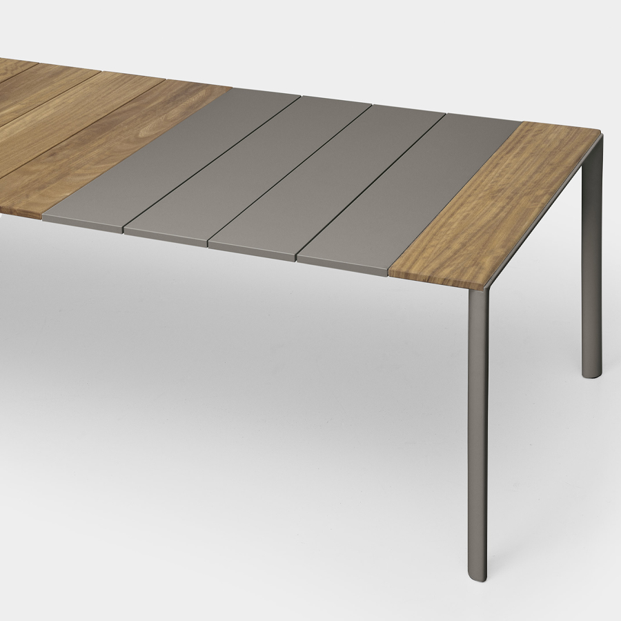 Kristalia Maki | Outdoor Tisch | Slatted Teakholz Platte | Erweiterungsplatten Grau Bromo