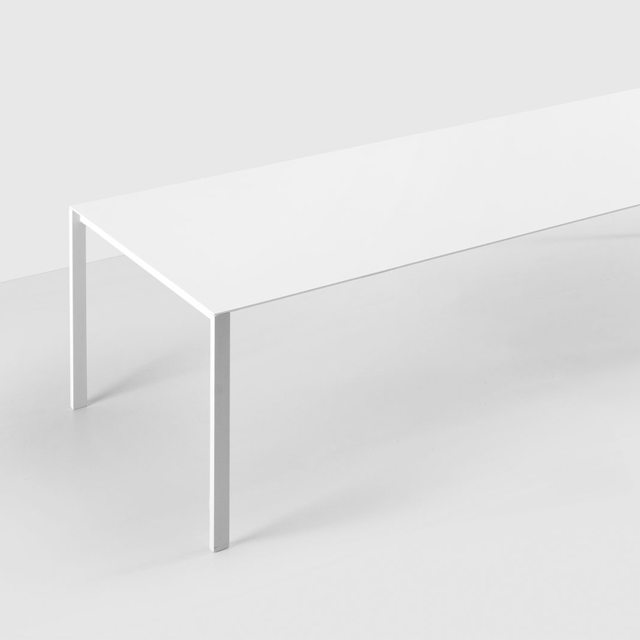 Kristalia Thin-K Aluminium Esstisch - Beispielbild