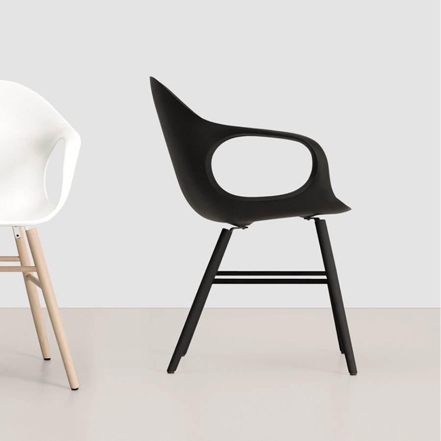 Kristalia ELEPHANT Stuhl mit Holzgestell schwarz