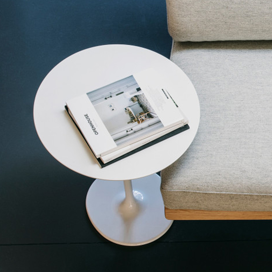 Arper DIZZIE Beistelltisch Platte weiß (hier Ausführung rund) - Beispielbild