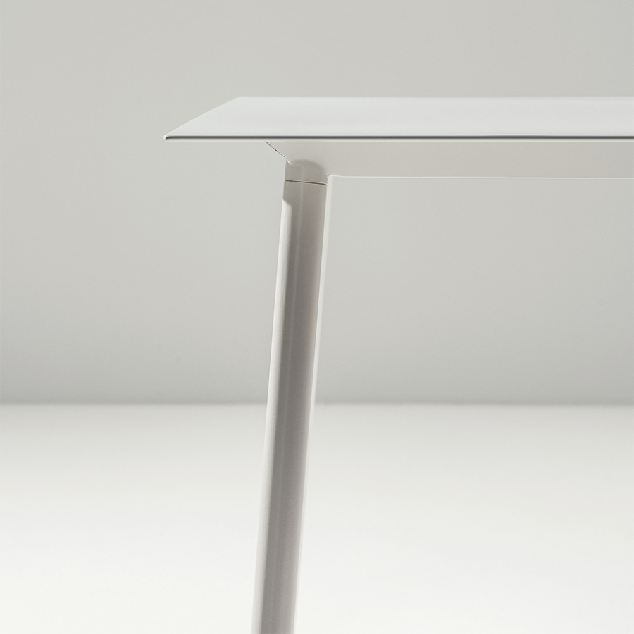 Arper Onemm Tischplatte weiß, Gestell Stahl, weiß lackiert