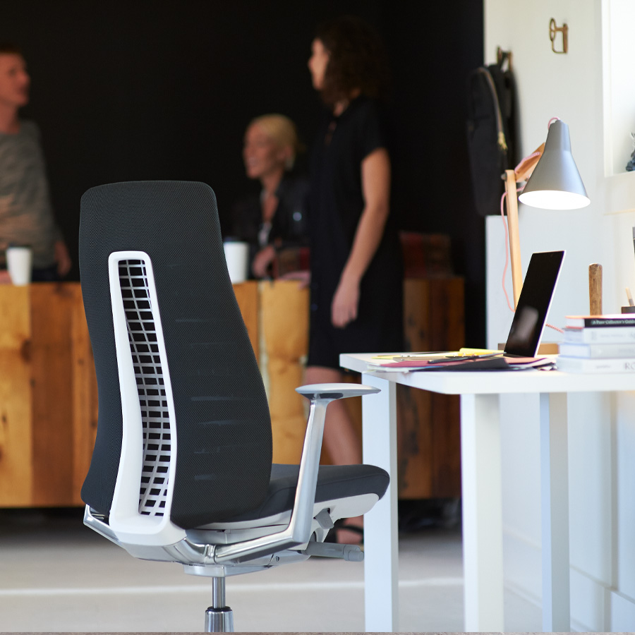 HAWORTH Fern Bürodrehstuhl grau mit Netzrücken Alu poliertes Fußkreuz - Rückansicht - Fixe Armlehnen