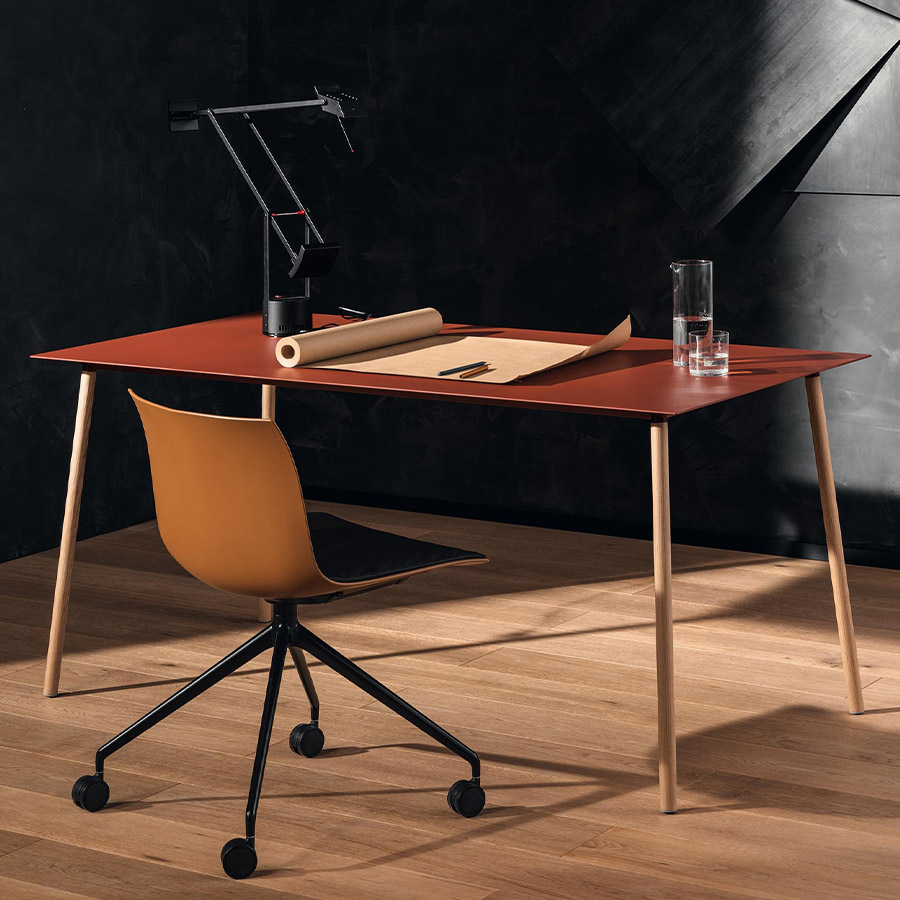 Arper Onemm Tischplatte rot, Gestell Eiche natur