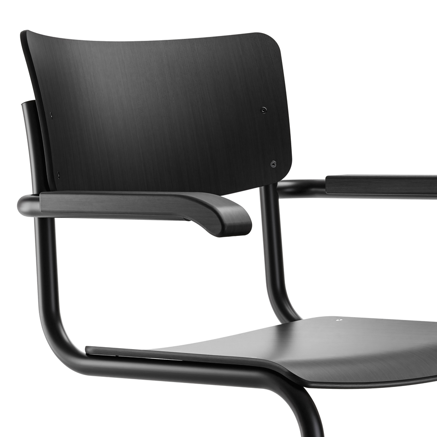 THONET Stahlrohr-Freischwinger S 43 F mit Armlehnen - Gestell schwarz matt - Nahaufnahme