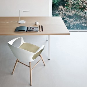 Vorschau: Kristalia ELEPHANT Stuhl mit Holzgestell am Tisch - Beispielbild Vorschau: Kristalia ELEPHANT Stuhl mit Holzgestell am Tisch - Beispielbild