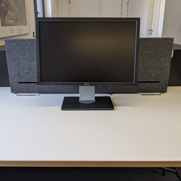 Calina.DESK mit optionalen Acrylfüßen (aufpreispflichtig)