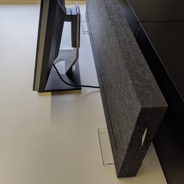 Calina.DESK mit optionalen Acrylfüßen (aufpreispflichtig)