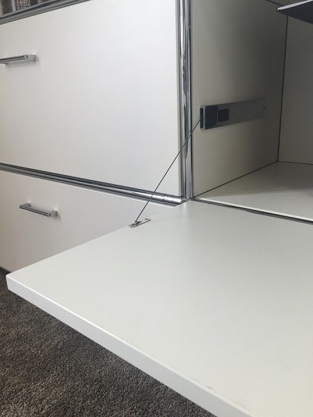 BOSSE SOLUTIONS TV-Board | Basaltgrau | Eiche halifax | Black Edition Bosse Solutions Sideboard | Detail Seilzug Klappe | Melamin weiß | Beispielbild