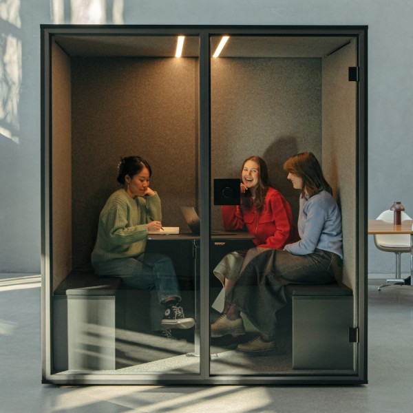 Berlin Acoustics Meet Akustikbox in Schwarz mit geschlossener Rückwand und gepolsterten Bänken