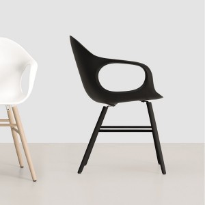 Vorschau: Kristalia ELEPHANT Stuhl mit Holzgestell schwarz Vorschau: Kristalia ELEPHANT Stuhl mit Holzgestell schwarz