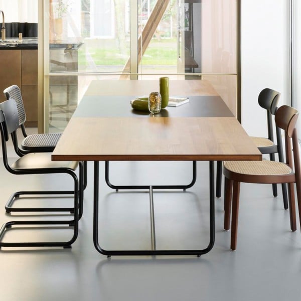 Thonet S 1072 Tischplatte Nussbaum geölt, Gestell tiefschwarz, Tischplatte ausgezogen