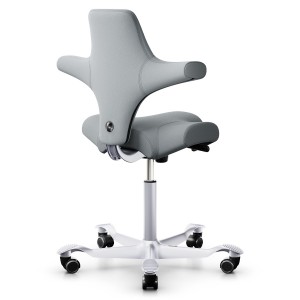 HAG Capisco 8106 Xtreme hellgrau mit Gestell Alu silber - seitliche Ansicht HAG Capisco 8106 Xtreme hellgrau mit Gestell Alu silber - seitliche Ansicht