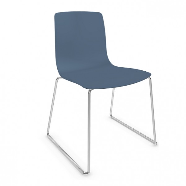 Arper Aava blau mit Gestell verchromt