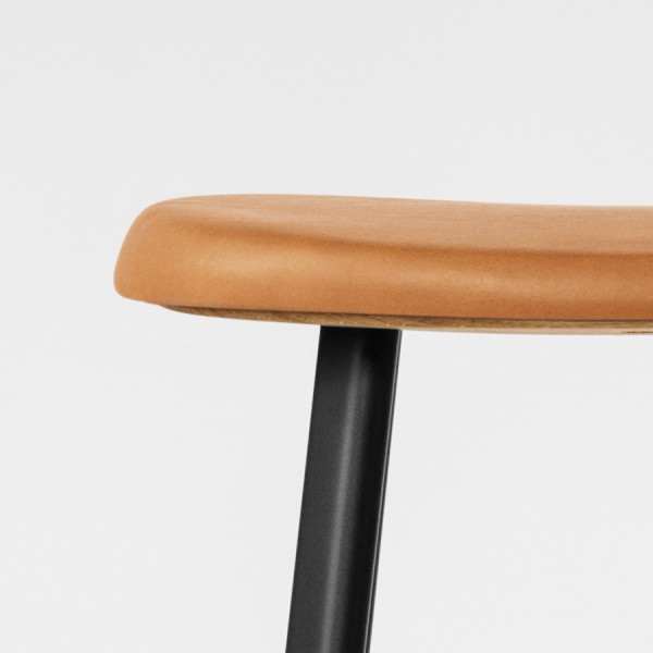 MILLION Copenhagen Anno Stool Barhocker - Leder sand - Nahaufnahme