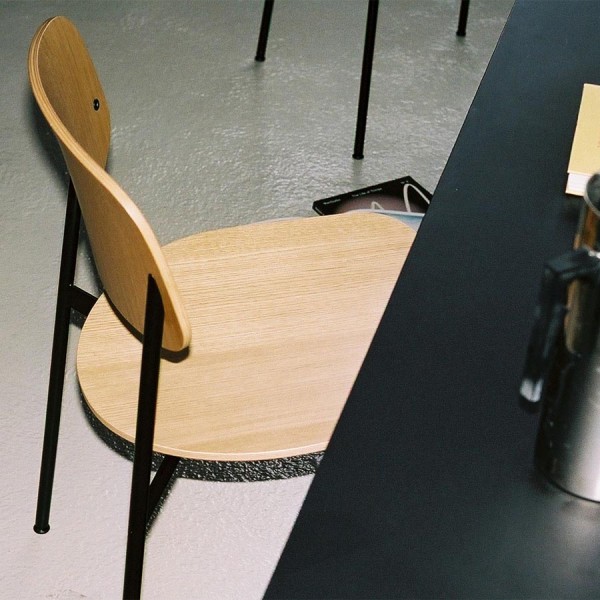 Today Chair - Eiche natur - Gestell schwarz - Beispielbild