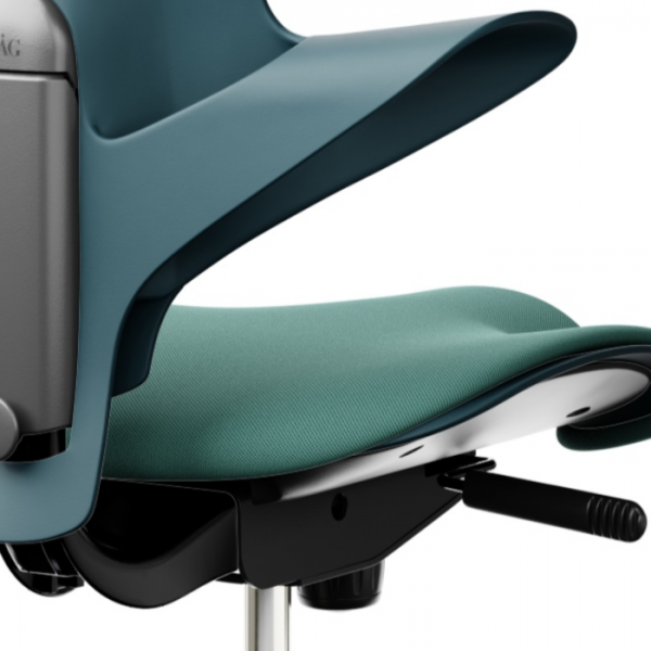 HAG Capisco 8020 petrol mit Gestell schwarz und Bezug Nexus 10 Detail