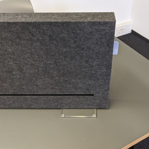 Calina.DESK mit optionalen Acrylfüßen (aufpreispflichtig)
