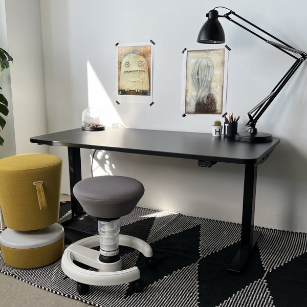 Schreibtisch MobiSTAR elektrisch höhenverstellbar - Platte abgerundet komplett schwarz - Beispielbild mit Swoppster