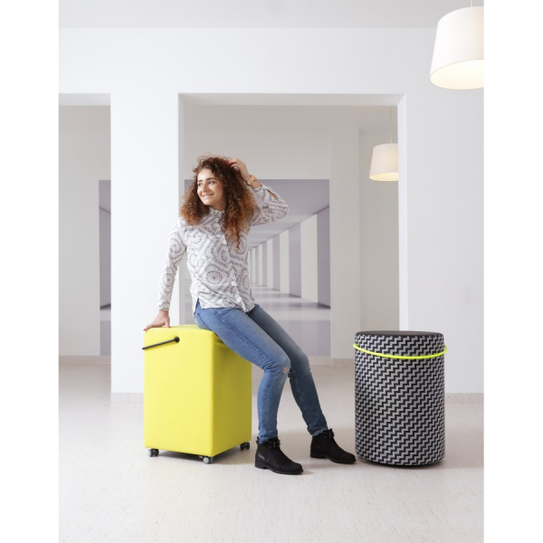 Bejot Point H Sitzhocker Stoff Accessoire Etage mit gelbem Griff Beispielfoto 3