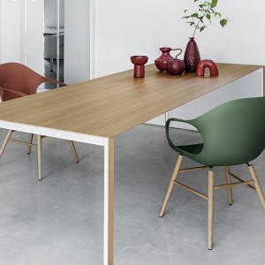 Vorschau: Kristalia ELEPHANT Stuhl mit Holzgestell am Tisch - Beispielbild Vorschau: Kristalia ELEPHANT Stuhl mit Holzgestell am Tisch - Beispielbild