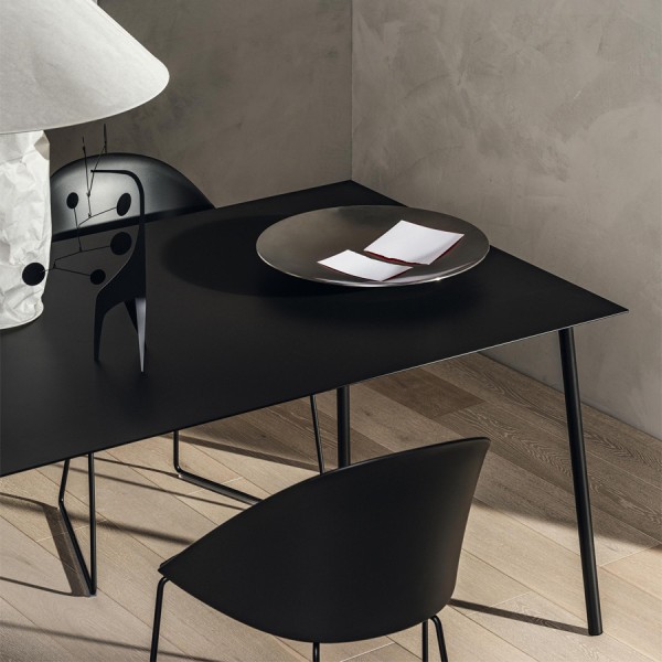 Arper Onemm Tischplatte schwarz mit Gestell aus Stahl, schwarz lackiert