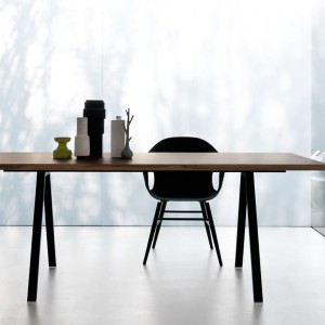 Vorschau: Kristalia ELEPHANT Stuhl mit Holzgestell schwarz am Tisch Vorschau: Kristalia ELEPHANT Stuhl mit Holzgestell schwarz am Tisch