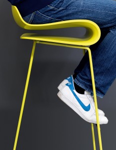 Kristalia BCN Barhocker fluo green mit SItzendem Kristalia BCN Barhocker fluo green mit SItzendem