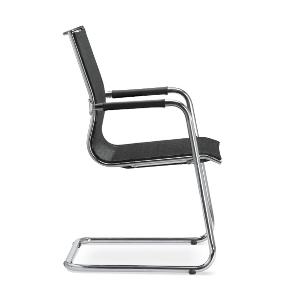 LD Seating Puto Freischwinger Netzbezug schwarz von der Seite mit Armauflagen