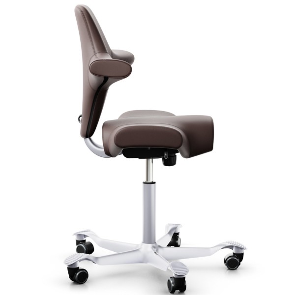 HAG Capisco 8106 Leder braun mit Gestell silbergrau seitlich