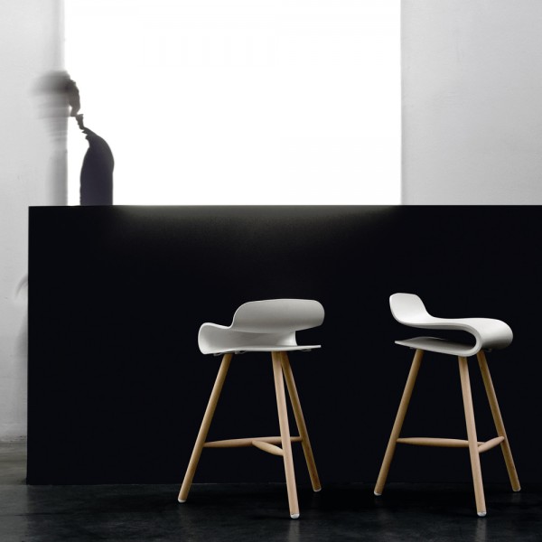 Kristalia BCN Barhocker mit Holzgestell